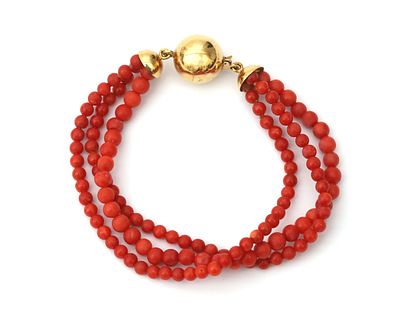 Een drie-rijïg bloedkoralen armband aan 18 krt. geelgouden sluiting Armband bestaande uit drie 