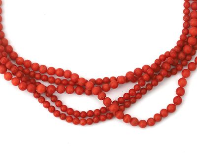 Een vijf-rijïg bloedkoralen collier aan 18 krt. geelgouden sluiting Collier bestaande uit vijf 