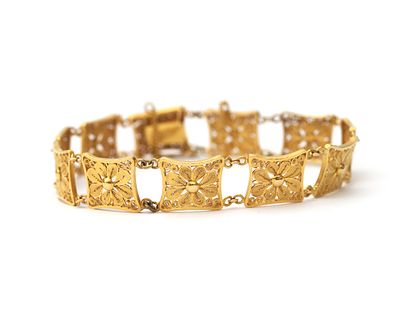 Een 21.6 krt. geelgouden schakelarmband met filigrain Kussenvormige schakels van ca. 1.1 x 1.2 