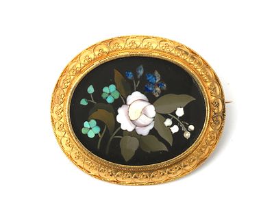 Een geelgouden pietra dura broche met bloemmotief, 19e eeuw Ovale broche, voorzien van een 