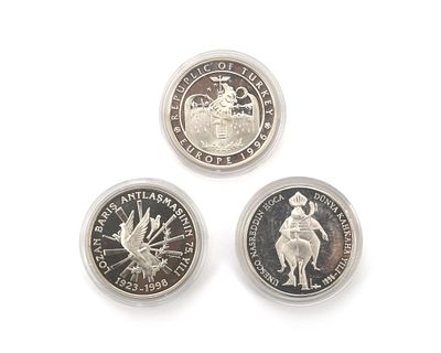 A lot of three silver coins, Turkey, different currencies, 1996 and 1998 (3) Front of two with 