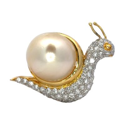 Diamond and Pearl Snail Brooch in 18K Yellow Gold. Metal type: 18K Yellow Gold, Gemstones:
