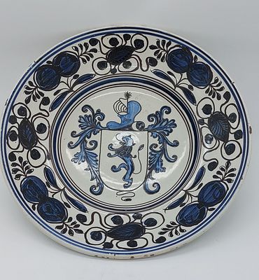 Faience Dish
. Blue coat of arms decoration, Portuguese aranh&otilde;es board, 19th century. XIX/XX 