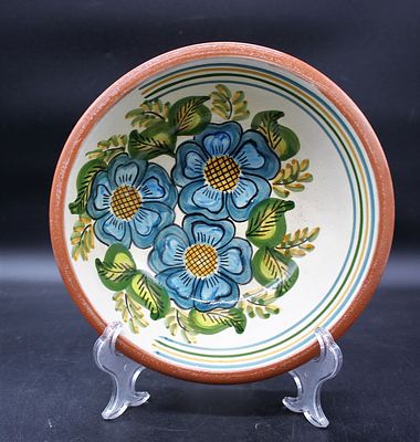 clay basin
. Round body with raised edge, polychrome floral decoration on the inside on a beige 