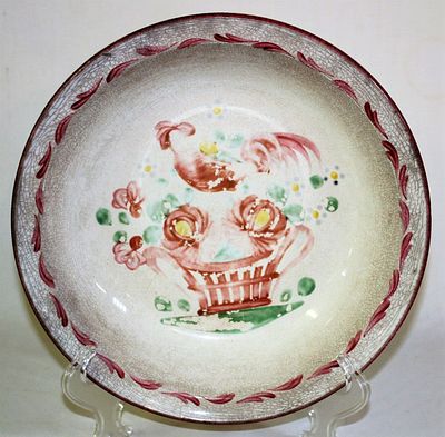 Prato em porcelana Europeia. European porcelain plate marked on the base. Red edge and center 