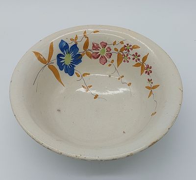 Basin in Portuguese Faience
. Board with wear and tear, polychrome floral decoration on a glazed 