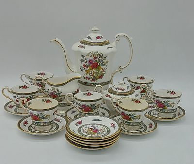 English Coffee Service in Porcelain
. Marked on the base, with milk jug, sugar bowl, milk bowl 