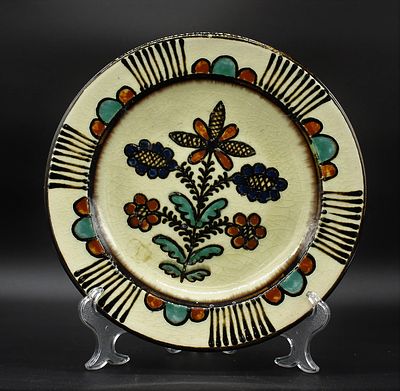 Prato Decorativo em Faian&ccedil;a. Decora&ccedil;&atilde;o floral policromada e vidrada, em excelente estado de 