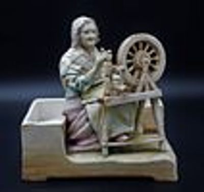 porcelain - Sculpture in European Porcelain. Depicting a woman spinning, marked on the folder 
