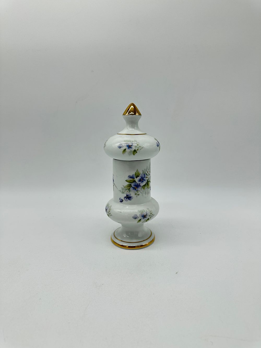 Potiche in Portuguese Porcelain
. Molded and relief, marked on the base, Limoges Encarnação 