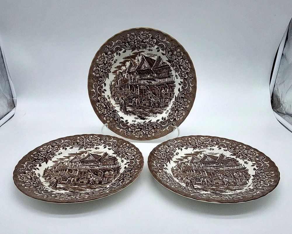Three English Earthenware Plates
. Unmarked, scalloped edge, with monochrome floral decoration 
