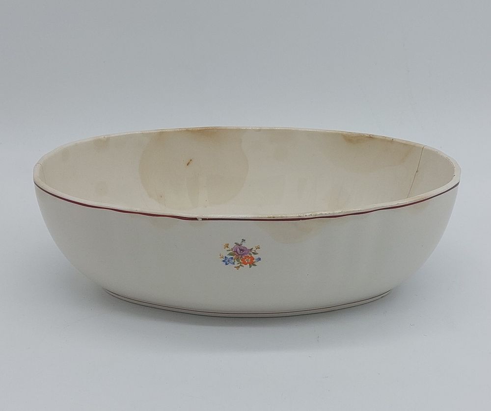 Vacancy in Portuguese Faience
. Marked on the base, Sacavém, wavy edge and edged with red fillet 
