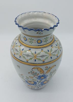 Antique Spanish faience jug
. Antique Spanish faience jug. Piece with a bulbous body, wavy rim