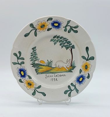 Prato em Faiança Europeia. Não marcada, bordo recortado, com decoração floral policromada, ao