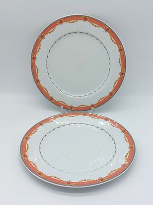 Dois Pratos em Porcelana Portuguesa. Moldada e relevada, da fabrica da Vista Alegre marcada na