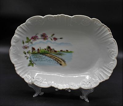 Travessa em Porcelana. Moldada e relevada da fabrica da Vista Alegre, marcada na base, marca nº