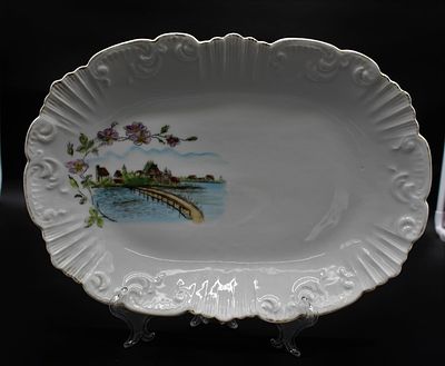 Travessa em Porcelana. Moldada e relevada da fabrica da Vista Alegre, marcada na base, marca nº