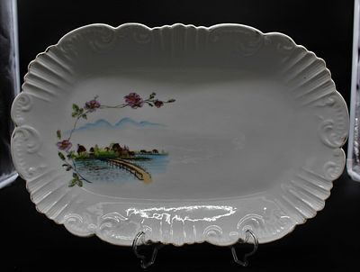 Travessa em Porcelana. Moldada e relevada da fabrica da Vista Alegre, marcada na base, marca nº
