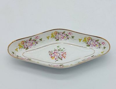 Covilhete em Porcelana Portuguesa. Moldada e relevada, da fabrica da Vista Alegre, marcado na