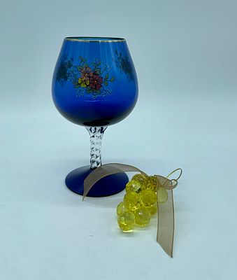 Cálice e peça decorativa. Cálice em vidro azul com pintura policromática e detalhes a dourado.