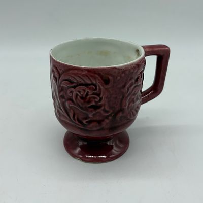 Caneca em faiança portuguesa. Faiança moldada e relevada com pintura a tons de vermelho sobre