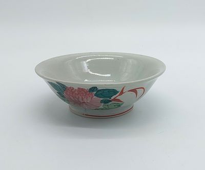 Taça em Faiança Oriental. Não marcada na base, decoração floral e morfológica em policromia
