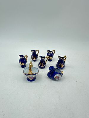 Sortido de Peças em Porcelana Europeia. Marcada na base, corpos de diversos formatos com