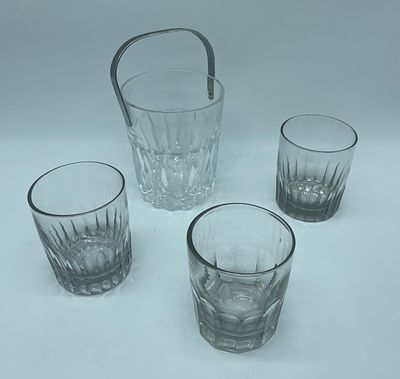 Balde de Gelo e Três Copos em Vidro. Corpos em formato cilíndrico, balde de gelo com pega em