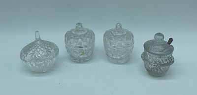 Quatro Caixas em Vidro. Três caixas e um açucareiro em vidro com tampas com decoração cinzelada