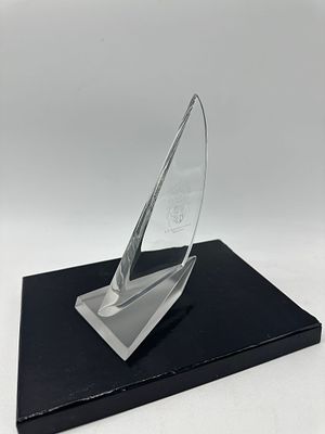 Escultura em Vidro Publicitária. Corpo em formato triangular com base em vidro translucido, com