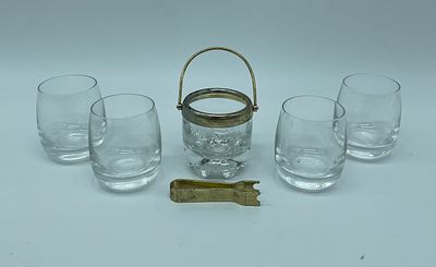 Conjunto de Miniaturas Balde de Gelo e Copos. Corpos em formato cilíndrico balde de gelo com