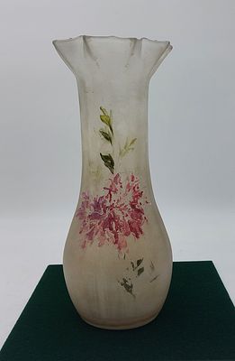 Jarra em Vidro Fusco. Corpo de formato bojudo com decoração floral policromada com desgastes.
