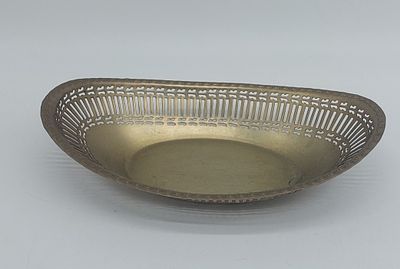 Cesta em Metal Dourado. Corpo em formato oval, com bordo com decoração relevada e vazada em