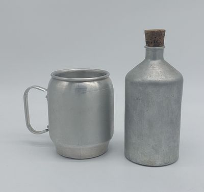 Caneca e Garrafa em Aluminio. Corpos em formato cilíndrico, caneca com asa e garrafa com rolha