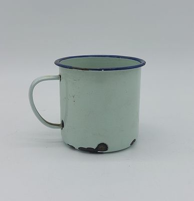Antiga Caneca em Ceramica. Corpo em formato cilíndrico com asa lateral vazada, decoração