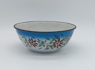 Antiga Vácia em Ceramica. Corpo em formato cilíndrico, com decoração floral em policromia sobre