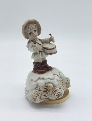 Escultura em Porcelana com Musica. Representando menina com tambor, com decoração relevada