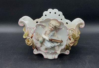 Floreira em Porcelana Europeia. Com bordo recortado e vazado, com decoração floral em alto
