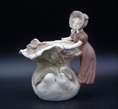 Floreira em Porcelana Europeia. Marcada na base, bordo recortado com escultura representando