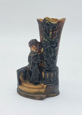 Antigo Paliteiro em Faiança. Europeia, escultura representando mulher e jarra, trabalho em