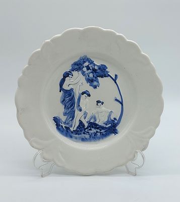 Prato Decorativo em Faiança . Não marcada, bordo recortado e com decoração monocromada relevada