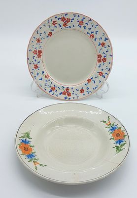 Dois Pratos em Faiança Portuguesa. Marcados na base, Sacavém, um sopeiro e um ladeiro, bordos