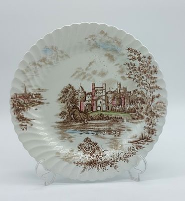 Prato Decorativo em Faiança Inglesa. Marcado na base, Jonhson Bros, bordo recortado e ondulado
