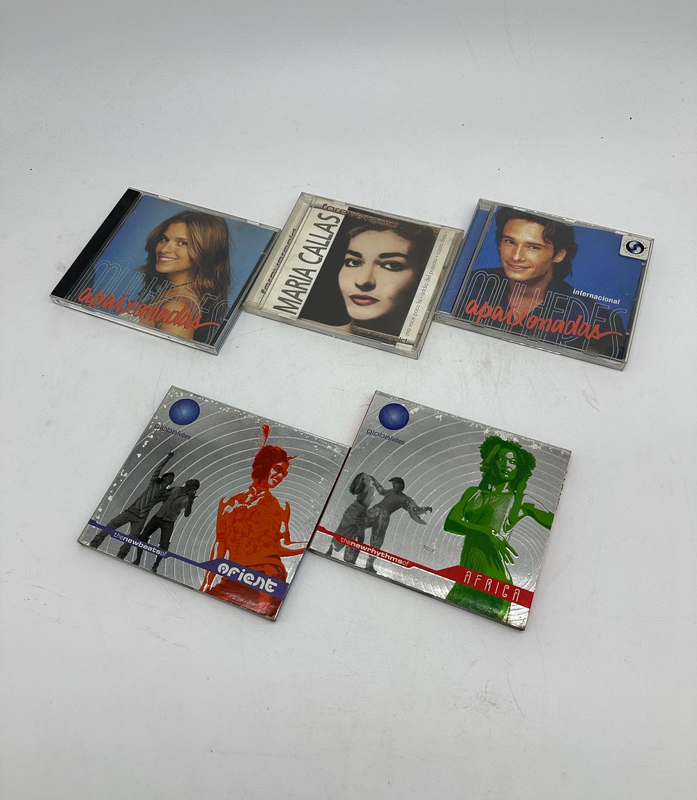 Five diverse CDs: 
1. 'The new beats of Orient' por Globalvibes; 
2. 'The new rhythms of 