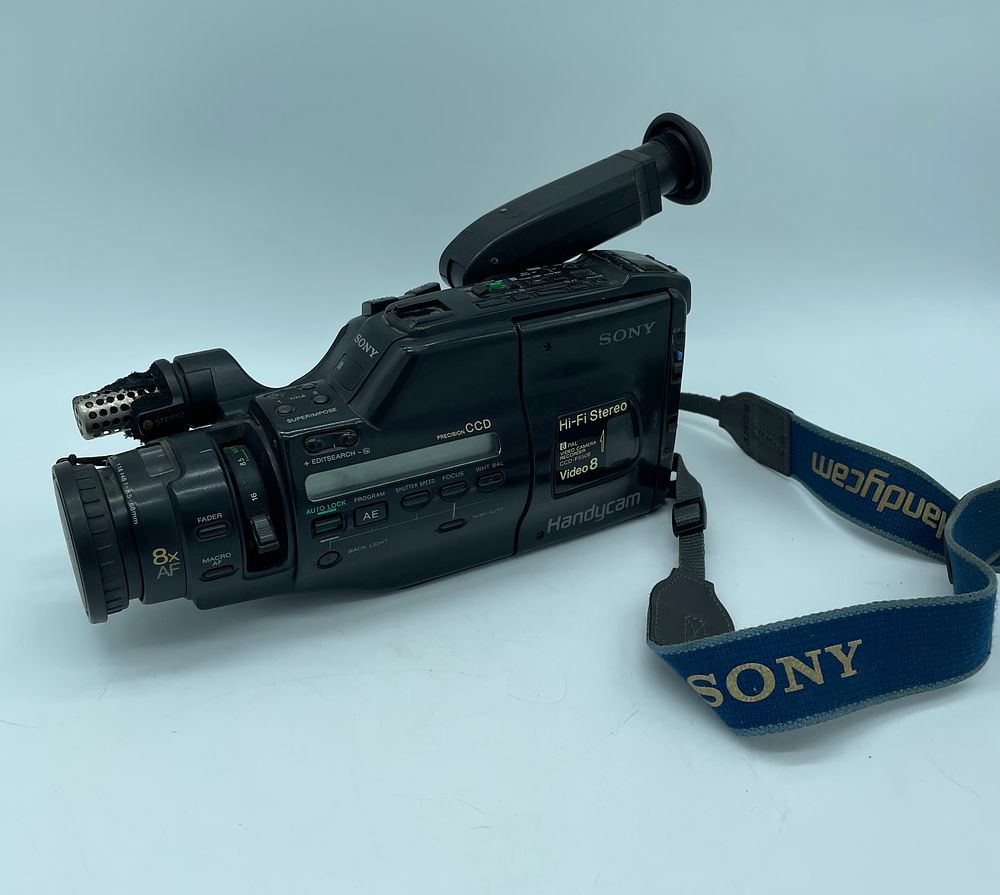 Sony Handyman CCD-F550E Video 8 film camera. Sony Video Lens 1:1.6 Φ46 f = 8.5 - 65 mm. NO. 