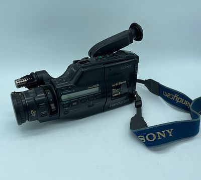 Sony Handyman CCD-F550E Video 8 film camera. Sony Video Lens 1:1.6 Φ46 f = 8.5 - 65 mm. NO. 