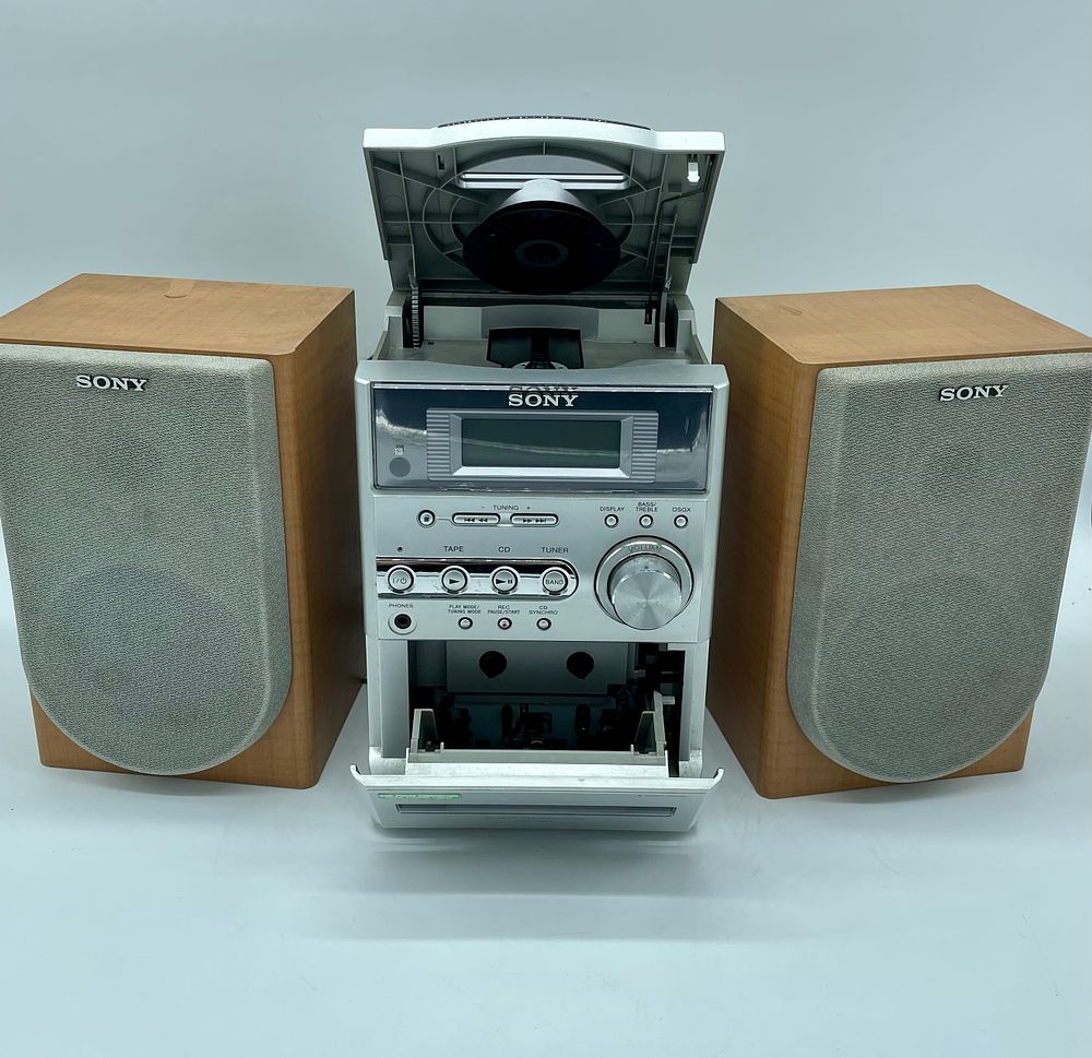 Sony Micro Hi-Fi Component System CMT-NE3. Composed of a tower with a rectangular grey plastic 