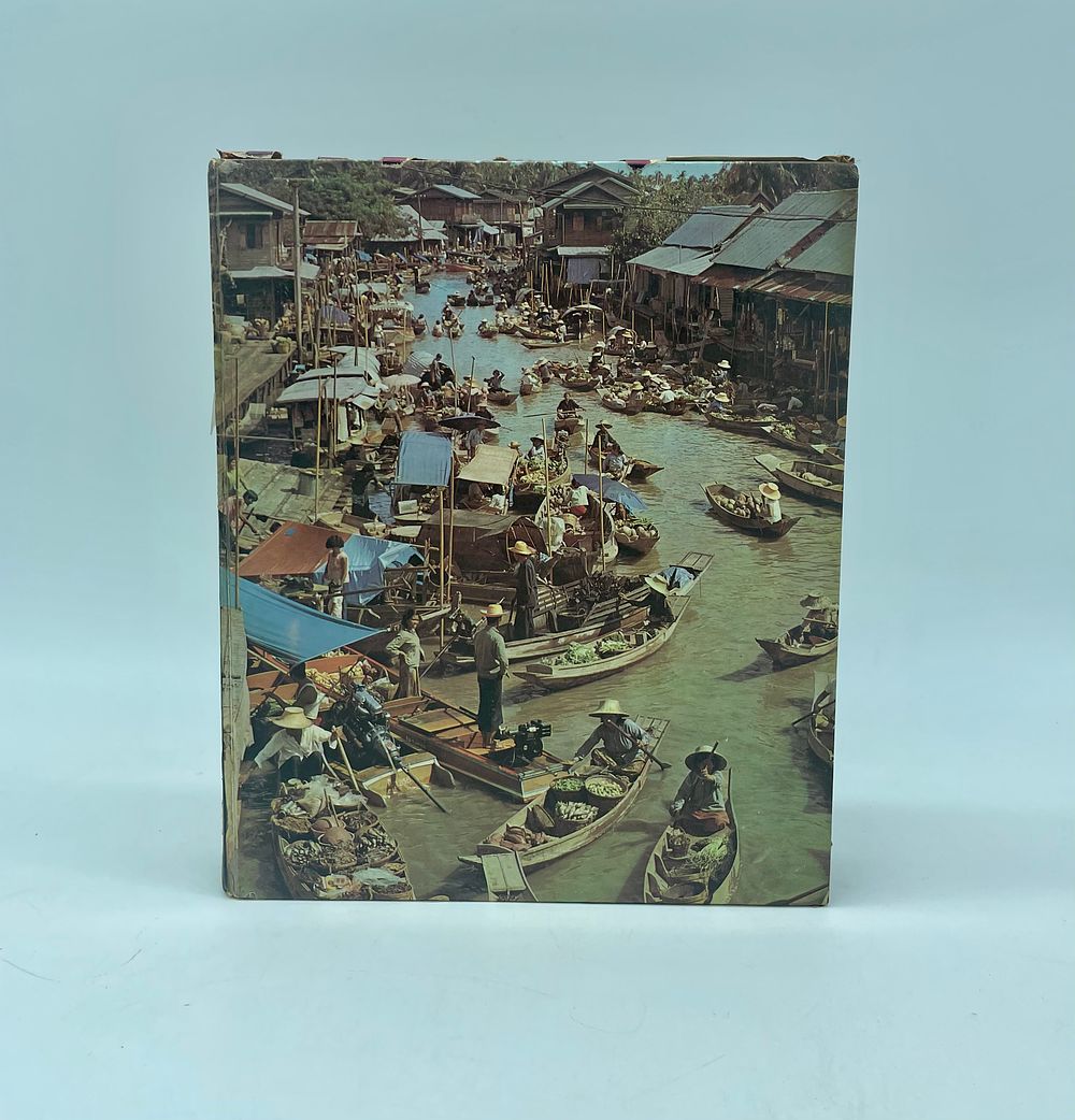 'O Grande Livro de Viagens' (‘The Great Book of Travel’) from the Reader's Digest Selections. 