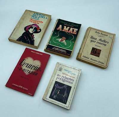 Five assorted books. Five assorted softcover books: 
I. ‘A Mãe’ by Pearl S. Buck. Translated by 