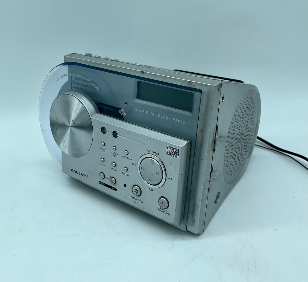 Belson digital radio with clock and CD player. FM/AM. Modern design with plastic and acrylic 